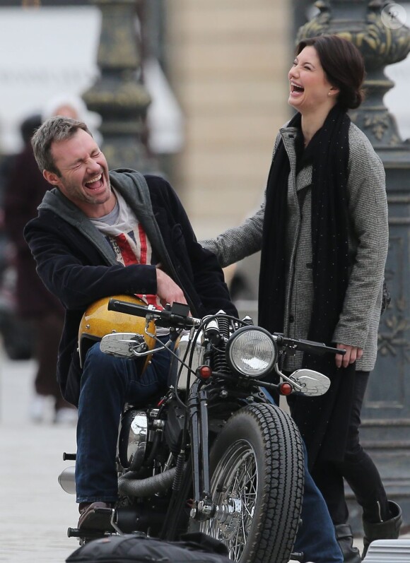 Delphine Chanéac et Chris Vance font un shooting photo pour la série de M6 Le transporteur à Paris le 29 octobre 2012. Les acteurs ont posé Place Vendôme, place de la Concorde, sur le pont Alexandre III et sur la place du Trocadéro devant la tour Eiffel.