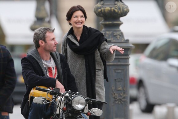 Delphine Chanéac et Chris Vance font un shooting photo pour la série de M6 Le transporteur à Paris le 29 octobre 2012. Les acteurs ont posé Place Vendôme, place de la Concorde, sur le pont Alexandre III et sur la place du Trocadéro devant la tour Eiffel.
