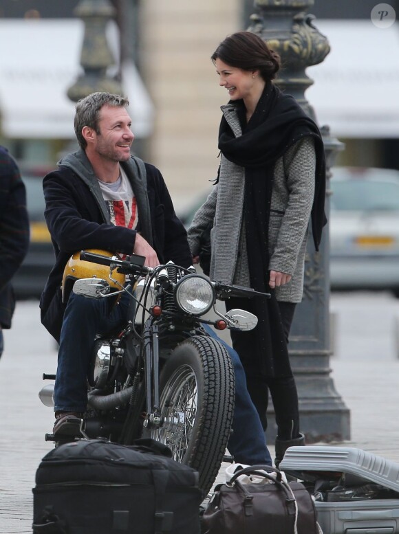 Delphine Chanéac et Chris Vance font un shooting photo pour la série de M6 Le transporteur à Paris le 29 octobre 2012. Les acteurs ont posé Place Vendôme, place de la Concorde, sur le pont Alexandre III et sur la place du Trocadéro devant la tour Eiffel.