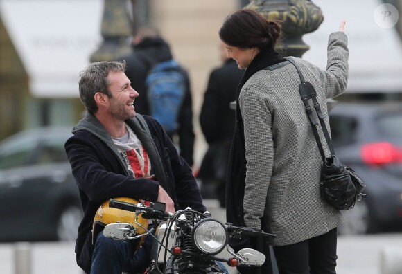 Delphine Chanéac et Chris Vance font un shooting photo pour la série de M6 Le transporteur à Paris le 29 octobre 2012. Les acteurs ont posé Place Vendôme, place de la Concorde, sur le pont Alexandre III et sur la place du Trocadéro devant la tour Eiffel.