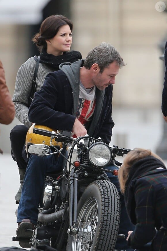 Delphine Chanéac et Chris Vance font un shooting photo pour la série de M6 Le transporteur à Paris le 29 octobre 2012. Les acteurs ont posé Place Vendôme, place de la Concorde, sur le pont Alexandre III et sur la place du Trocadéro devant la tour Eiffel.
