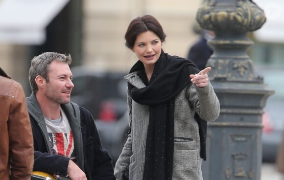 Delphine Chanéac et Chris Vance font un shooting photo pour la série de M6 Le transporteur à Paris le 29 octobre 2012. Les acteurs ont posé Place Vendôme, place de la Concorde, sur le pont Alexandre III et sur la place du Trocadéro devant la tour Eiffel.