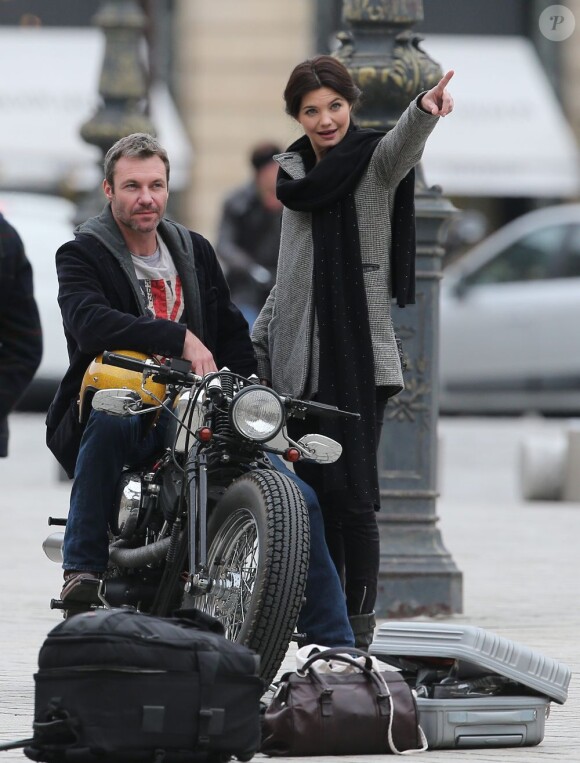 Delphine Chanéac et Chris Vance font un shooting photo pour la série de M6 Le transporteur à Paris le 29 octobre 2012. Les acteurs ont posé Place Vendôme, place de la Concorde, sur le pont Alexandre III et sur la place du Trocadéro devant la tour Eiffel.