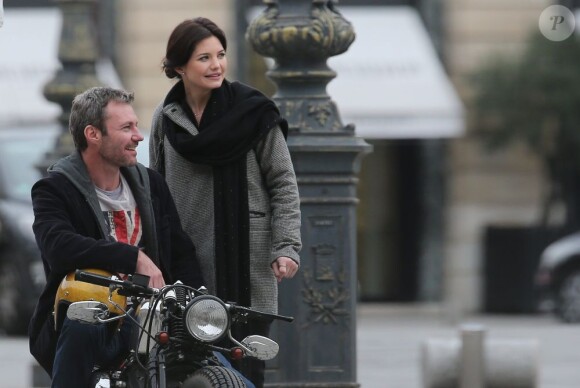 Delphine Chanéac et Chris Vance font un shooting photo pour la série de M6 Le transporteur à Paris le 29 octobre 2012. Les acteurs ont posé Place Vendôme, place de la Concorde, sur le pont Alexandre III et sur la place du Trocadéro devant la tour Eiffel.