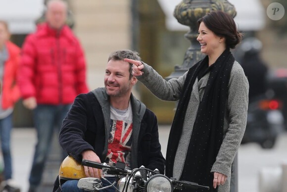 Delphine Chanéac et Chris Vance font un shooting photo pour la série de M6 Le transporteur à Paris le 29 octobre 2012. Les acteurs ont posé Place Vendôme, place de la Concorde, sur le pont Alexandre III et sur la place du Trocadéro devant la tour Eiffel.
