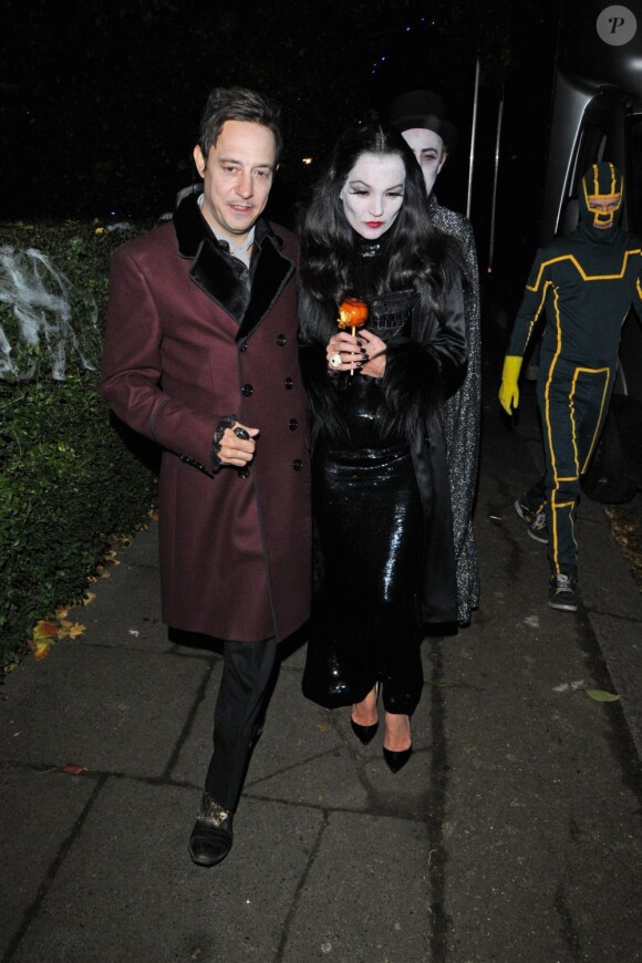 Kate Moss et son mari Jamie Hince arrivent déguisés en Gomez et Morticia Addams à la soirée d'Halloween de Jonathan Ross à Londres, le 31 octobre, 2012.
