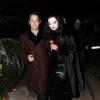 Kate Moss et son mari Jamie Hince arrivent déguisés en Gomez et Morticia Addams à la soirée d'Halloween de Jonathan Ross à Londres, le 31 octobre, 2012.