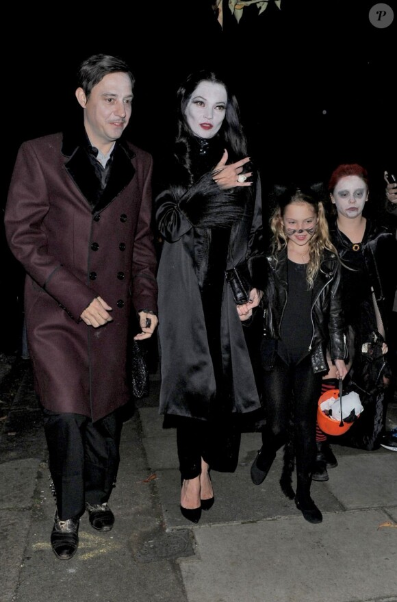 Kate Moss, sa fille Lila Grace, et son mari Jamie Hince à la soirée Halloween de Jonathan Ross à Londres, le 31 octobre 2012.