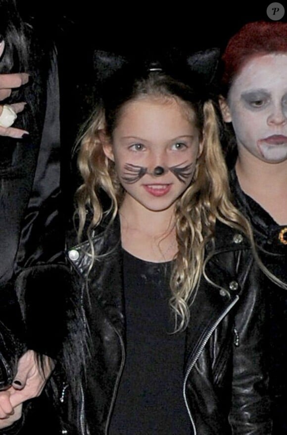 Lila Grace, fille de Kate Moss en chat à la soirée Halloween de Jonathan Ross à Londres, le 31 octobre 2012.