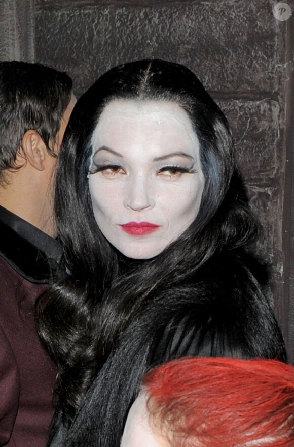 Kate Moss en maman Addams à la soirée Halloween de Jonathan Ross à Londres, le 31 octobre 2012.