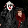 Tim Burton en lapin effrayant Helena Bonham Carter à la soirée Halloween de Jonathan Ross à Londres, le 31 octobre 2012.