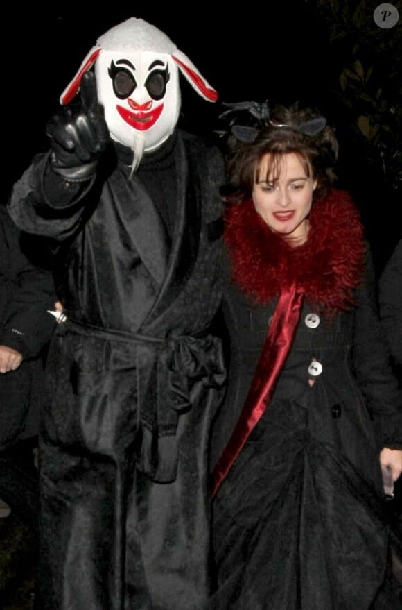 Tim Burton en lapin effrayant Helena Bonham Carter à la soirée Halloween de Jonathan Ross à Londres, le 31 octobre 2012.