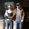 Adam Levine se promenant avec sa compagne Behati Prinsloo, superbe représentante de Victoria's Secret, à Los Angeles le 31 octobre 2012.