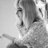 Miranda Kerr se mue en blonde glamour dans les coulisses d'un shooting mode pour Vogue Italie