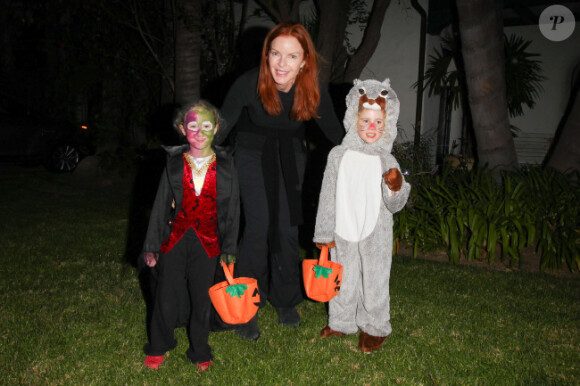 Marcia Cross a fêté dignement Halloween avec Eden et Savannah à Brentwood, le 31 octobre 2012