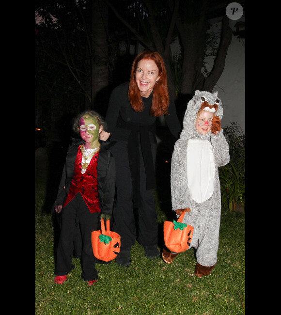 La comédienne Marcia Cross a fêté Halloween avec Eden et Savannah à Brentwood, le 31 octobre 2012