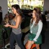 Kim et Kourtney Kardashian font du shopping à Miami, le 1er novembre 2012.