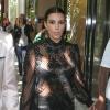 Kim Kardashian et sa soeur Kourtney vont faire du shopping à Miami avec leurs compagnons respectifs, Kanye West et Scott Disick, le 31 octobre 2012.