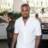 Kim Kardashian et sa soeur Kourtney vont faire du shopping à Miami avec leurs compagnons respectifs, Kanye West et Scott Disick, le 31 octobre 2012.