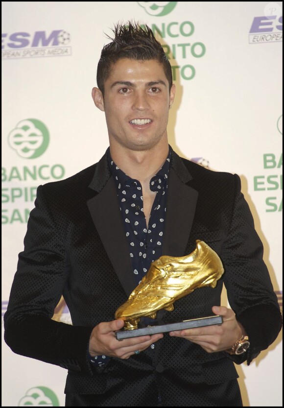 Le footballeur Cristiano Ronaldo reçoit le Soulier d'Or du meilleur buteur le 04/11/2011.