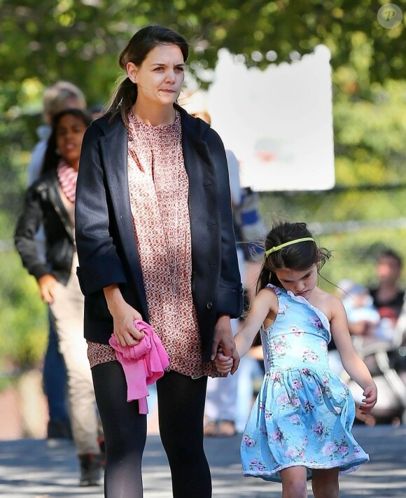 Katie Holmes s'occupe de petite Suri à New York le 23 septembre 2012.