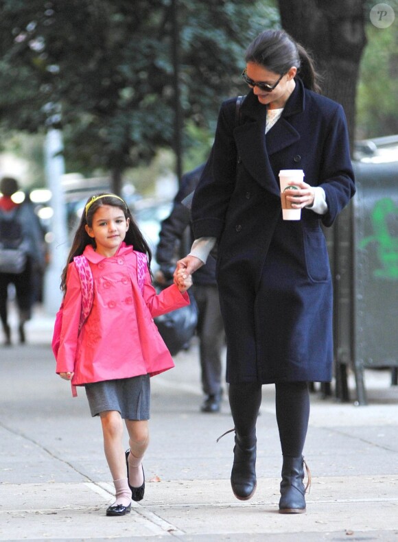 Katie Holmes et sa fille Suri vont à l'école à New York le 22 octobre 2012.
