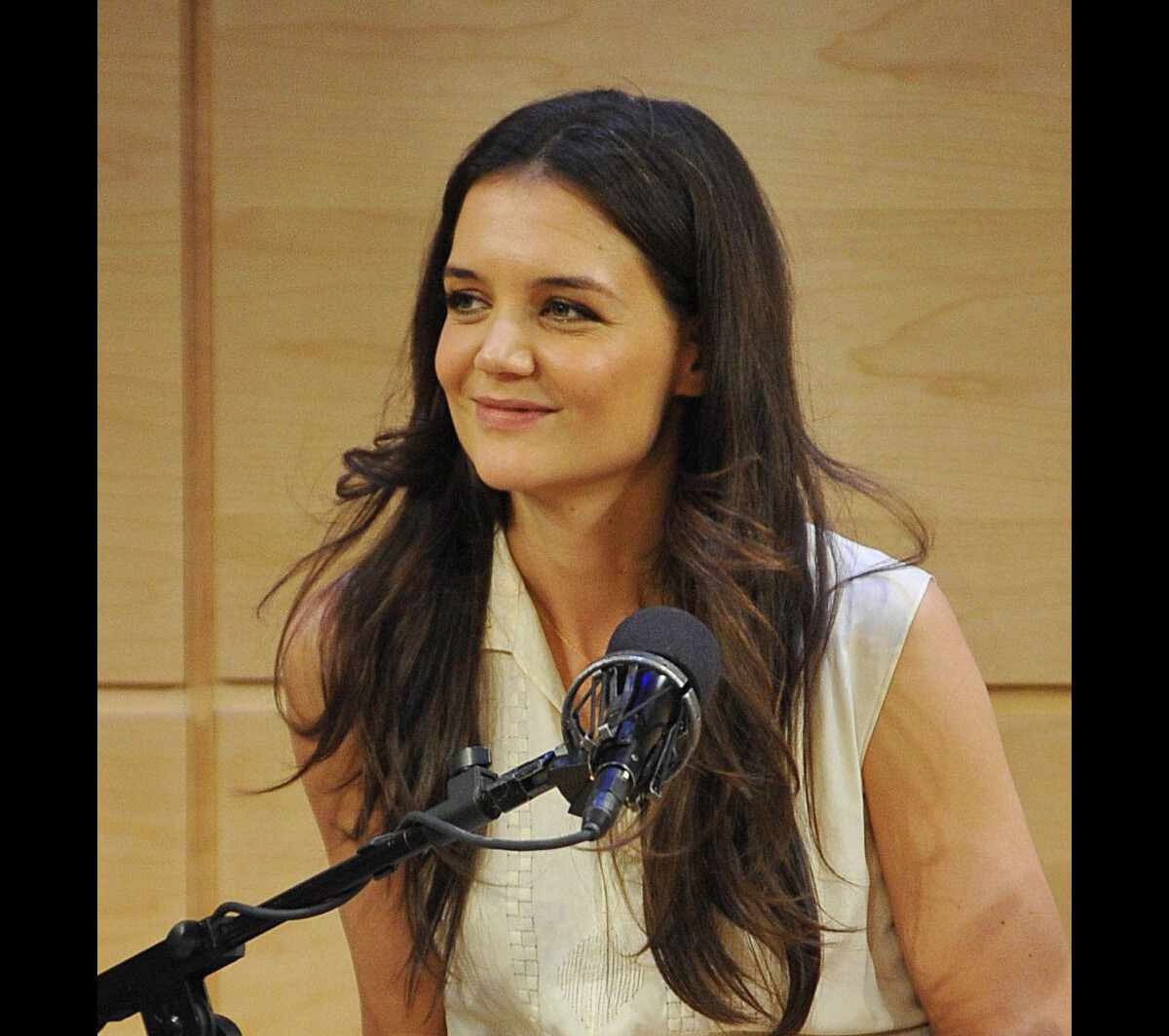 Vidéo Katie Holmes En Pleine Conférence De Presse Pour La Pièce Dead Accounts à New York Le 25 