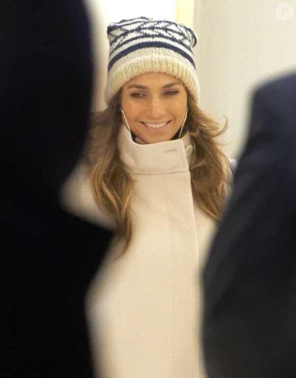 EXCLU - Jennifer Lopez affiche un ravissant sourire des plus épanouis alors qu'elle fait du shopping avec son petit ami Casper Smart à Copenhague au Danemark, le 2 Novembre 2012.