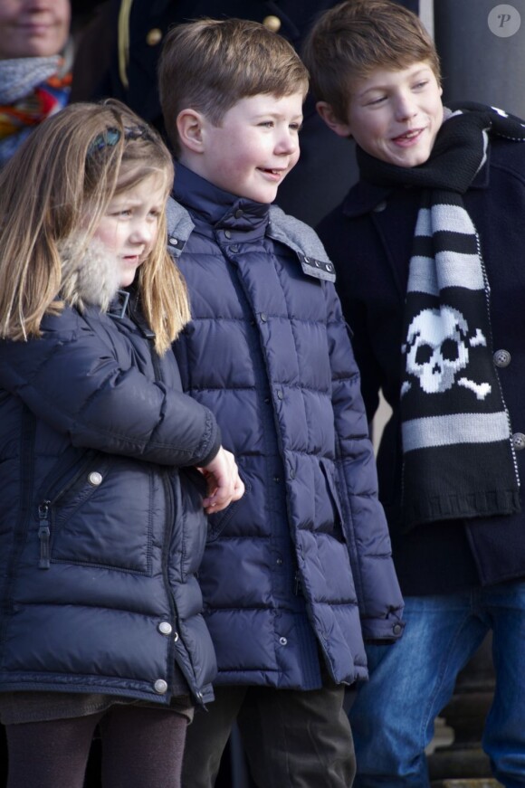 Christian, Felix et Isabella de Danemark observant l'édition 2012 de la chasse Hubertus (Hubertusjagt) avec leur grand-père le prince consort Henrik de Danemark, le 4 novembre 2012 au palais Eremitage, dans la forêt Dyrehaven. 