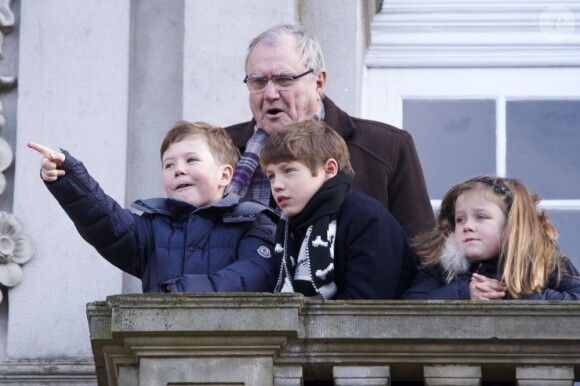 Pour l'édition 2012 de la chasse Hubertus (Hubertusjagt), le prince consort Henrik de Danemark était entouré de ses petits-enfants le prince Felix, le prince Christian et la princesse Isabella, le 4 novembre 2012 au palais Eremitage, dans la forêt Dyrehaven.
