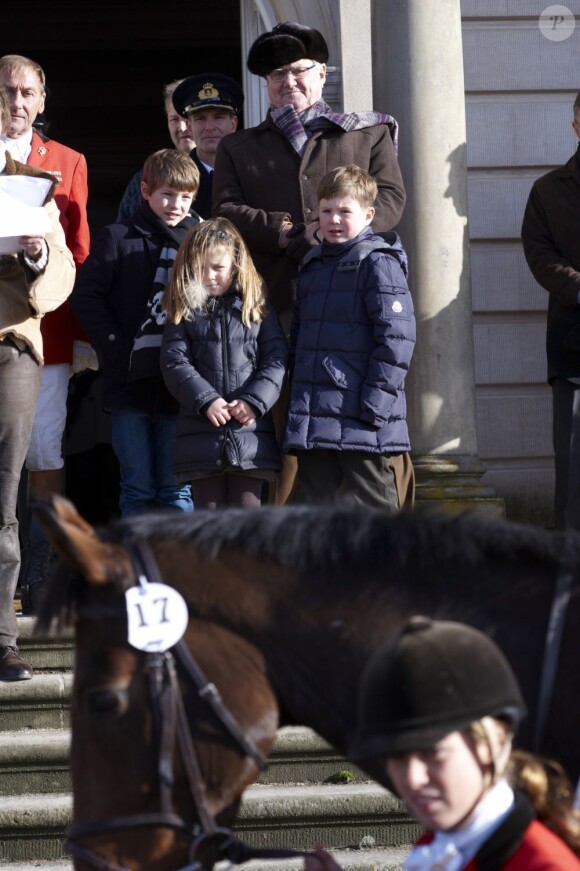Pour l'édition 2012 de la chasse Hubertus (Hubertusjagt), le prince consort Henrik de Danemark était entouré de ses petits-enfants le prince Felix, le prince Christian et la princesse Isabella, le 4 novembre 2012 au palais Eremitage, dans la forêt Dyrehaven.