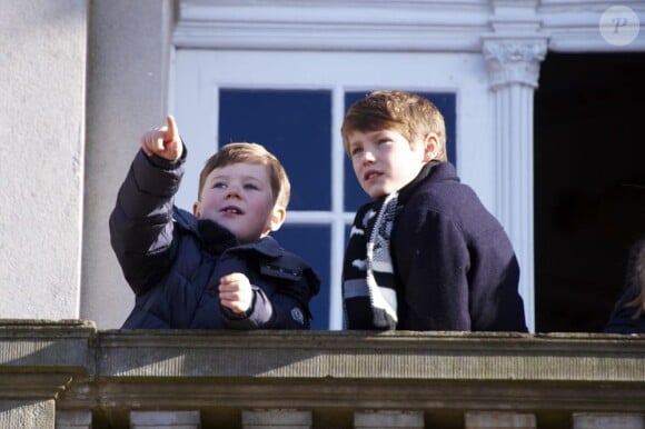 Pour l'édition 2012 de la chasse Hubertus (Hubertusjagt), le prince consort Henrik de Danemark était entouré de ses petits-enfants le prince Felix, le prince Christian et la princesse Isabella, le 4 novembre 2012 au palais Eremitage, dans la forêt Dyrehaven.