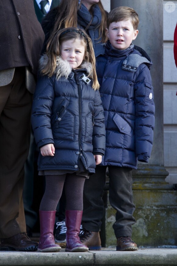 Pour l'édition 2012 de la chasse Hubertus (Hubertusjagt), le prince consort Henrik de Danemark était entouré de ses petits-enfants le prince Felix, le prince Christian et la princesse Isabella, le 4 novembre 2012 au palais Eremitage, dans la forêt Dyrehaven.