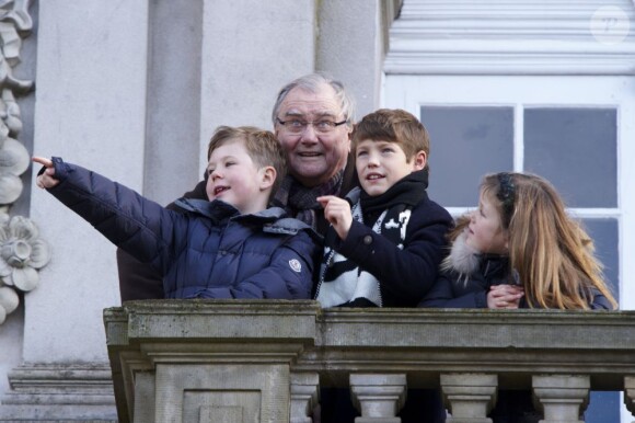 Pour l'édition 2012 de la chasse Hubertus (Hubertusjagt), le prince consort Henrik de Danemark était entouré de ses petits-enfants le prince Felix, le prince Christian et la princesse Isabella, le 4 novembre 2012 au palais Eremitage, dans la forêt Dyrehaven.