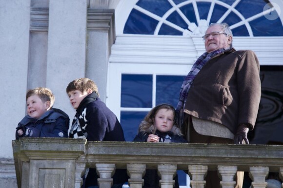 Pour l'édition 2012 de la chasse Hubertus (Hubertusjagt), le prince consort Henrik de Danemark était entouré de ses petits-enfants le prince Felix, le prince Christian et la princesse Isabella, le 4 novembre 2012 au palais Eremitage, dans la forêt Dyrehaven.