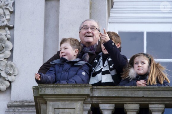 Pour l'édition 2012 de la chasse Hubertus (Hubertusjagt), le prince consort Henrik de Danemark était entouré de ses petits-enfants le prince Felix, le prince Christian et la princesse Isabella, le 4 novembre 2012 au palais Eremitage, dans la forêt Dyrehaven.