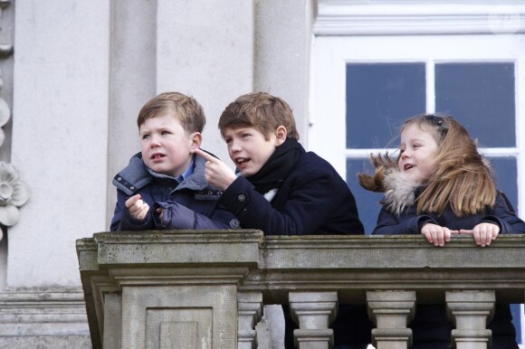 Pour l'édition 2012 de la chasse Hubertus (Hubertusjagt), le prince consort Henrik de Danemark était entouré de ses petits-enfants le prince Felix, le prince Christian et la princesse Isabella, le 4 novembre 2012 au palais Eremitage, dans la forêt Dyrehaven.