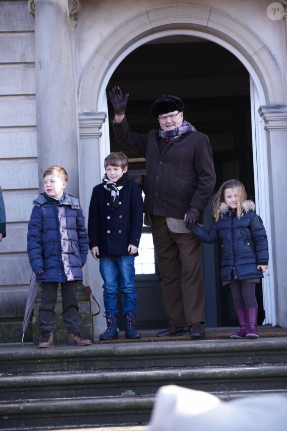 Pour l'édition 2012 de la chasse Hubertus (Hubertusjagt), le prince consort Henrik de Danemark était entouré de ses petits-enfants le prince Felix, le prince Christian et la princesse Isabella, le 4 novembre 2012 au palais Eremitage, dans la forêt Dyrehaven.
