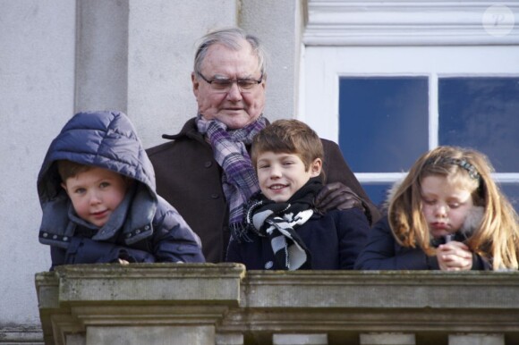 Pour l'édition 2012 de la chasse Hubertus (Hubertusjagt), le prince consort Henrik de Danemark était entouré de ses petits-enfants le prince Felix, le prince Christian et la princesse Isabella, le 4 novembre 2012 au palais Eremitage, dans la forêt Dyrehaven.