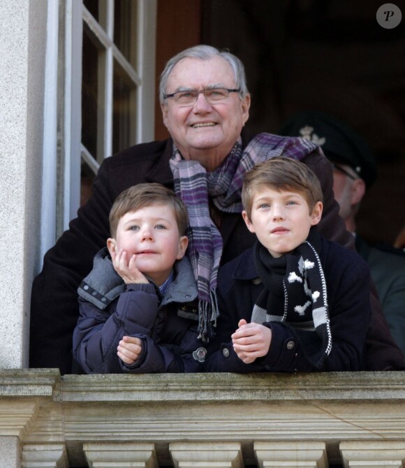 Les princes Felix (10 ans) et Christian (7 ans) de Danemark, ainsi que la princesse Isabella (5 ans) assistaient le 4 novembre 2012 avec leur grand-père le prince Henrik à l'édition 2012 de la chasse Hubertus (Hubertusjagt), au palais Eremitage, dans la forêt Dyrehaven.