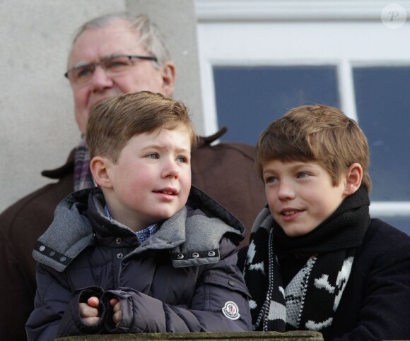 Les princes Felix (10 ans) et Christian (7 ans) de Danemark, ainsi que la princesse Isabella (5 ans) assistaient le 4 novembre 2012 avec leur grand-père le prince Henrik à l'édition 2012 de la chasse Hubertus (Hubertusjagt), au palais Eremitage, dans la forêt Dyrehaven.