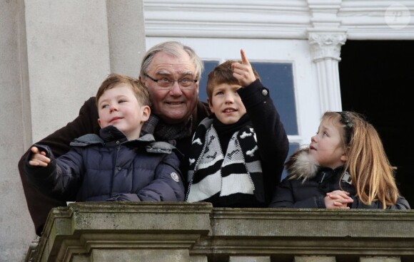Les princes Felix (10 ans) et Christian (7 ans) de Danemark, ainsi que la princesse Isabella (5 ans) assistaient le 4 novembre 2012 avec leur grand-père le prince Henrik à l'édition 2012 de la chasse Hubertus (Hubertusjagt), au palais Eremitage, dans la forêt Dyrehaven.