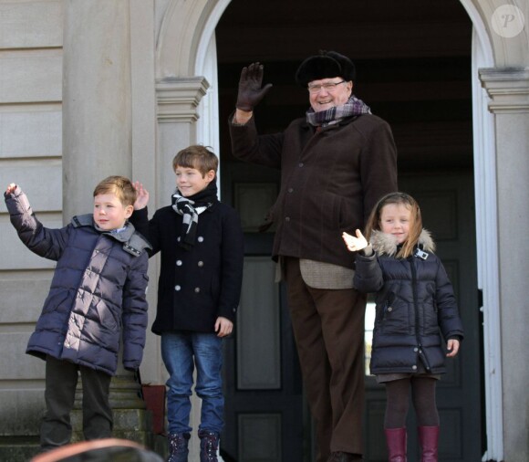 Les princes Felix (10 ans) et Christian (7 ans) de Danemark, ainsi que la princesse Isabella (5 ans) assistaient le 4 novembre 2012 avec leur grand-père le prince Henrik à l'édition 2012 de la chasse Hubertus (Hubertusjagt), au palais Eremitage, dans la forêt Dyrehaven.