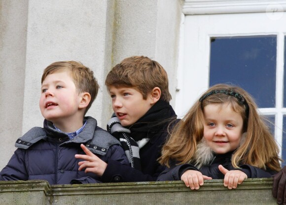 Les princes Felix (10 ans) et Christian (7 ans) de Danemark, ainsi que la princesse Isabella (5 ans) assistaient le 4 novembre 2012 avec leur grand-père le prince Henrik à l'édition 2012 de la chasse Hubertus (Hubertusjagt), au palais Eremitage, dans la forêt Dyrehaven.