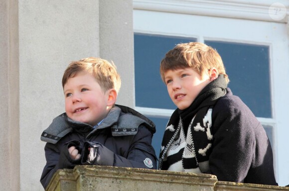 Les princes Felix (10 ans) et Christian (7 ans) de Danemark, ainsi que la princesse Isabella (5 ans) assistaient le 4 novembre 2012 avec leur grand-père le prince Henrik à l'édition 2012 de la chasse Hubertus (Hubertusjagt), au palais Eremitage, dans la forêt Dyrehaven.