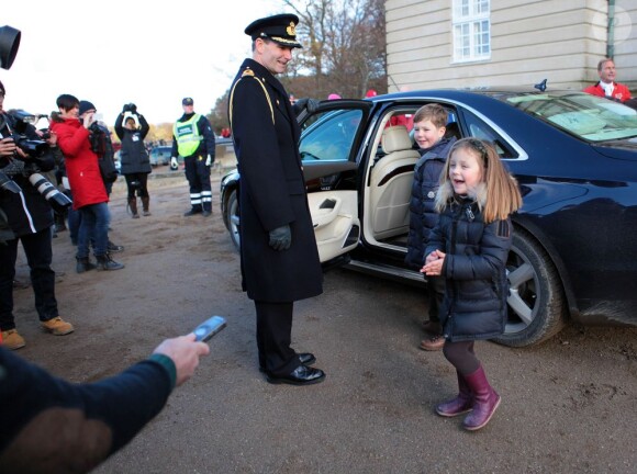 Les princes Felix (10 ans) et Christian (7 ans) de Danemark, ainsi que la princesse Isabella (5 ans) assistaient le 4 novembre 2012 avec leur grand-père le prince Henrik à l'édition 2012 de la chasse Hubertus (Hubertusjagt), au palais Eremitage, dans la forêt Dyrehaven.