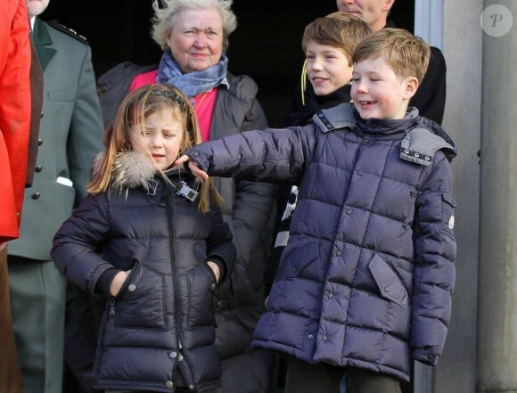 Le prince Henrik de Danemark assistait avec ses petis-enfants Christian, Isabella et Felix à l'édition 2012 de la chasse Hubertus (Hubertusjagt), le 4 novembre 2012 au palais Eremitage, dans la forêt Dyrehaven.