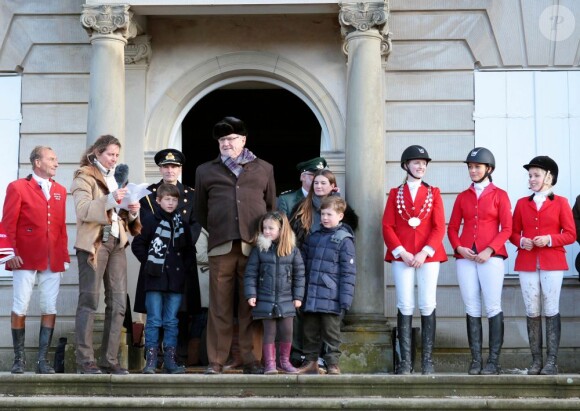 Le prince Henrik de Danemark assistait avec ses petis-enfants Christian, Isabella et Felix à l'édition 2012 de la chasse Hubertus (Hubertusjagt), le 4 novembre 2012 au palais Eremitage, dans la forêt Dyrehaven.