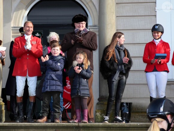 Le prince Henrik de Danemark assistait avec ses petis-enfants Christian, Isabella et Felix à l'édition 2012 de la chasse Hubertus (Hubertusjagt), le 4 novembre 2012 au palais Eremitage, dans la forêt Dyrehaven.