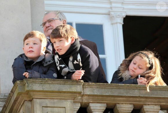 Le prince Henrik de Danemark assistait avec ses petis-enfants Christian, Isabella et Felix à l'édition 2012 de la chasse Hubertus (Hubertusjagt), le 4 novembre 2012 au palais Eremitage, dans la forêt Dyrehaven.